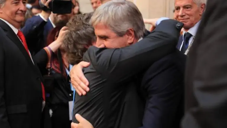 Milei celebró la inflación de mayo con una foto con Caputo: "El mejor ministro de la historia, lejos"