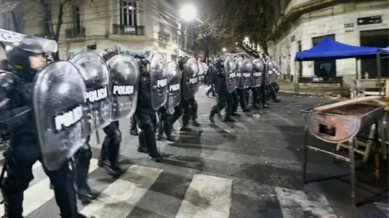 VIDEO | La policía desalojó a los militantes que acampaban frente al departamento de Cristina