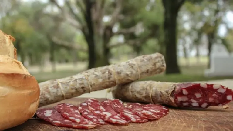 El pueblito cerca de CABA que celebra la Fiesta Nacional del Salame y es ideal para hacer turismo