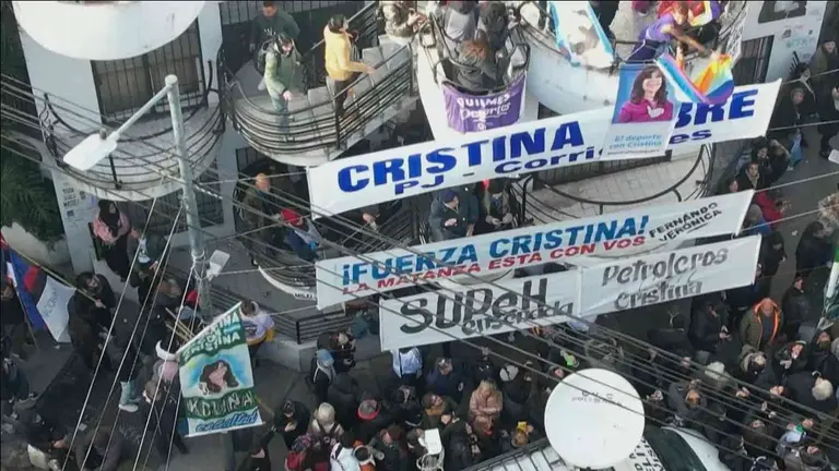 VIDEO | Militantes kirchneristas se instalaron en la terraza de un edificio frente a la casa de la expresidenta