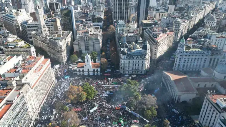 "Vamos a volver con más fuerza y unidad": Cristina Kirchner envió un mensaje a los militantes que marcharon a la Plaza de Mayo