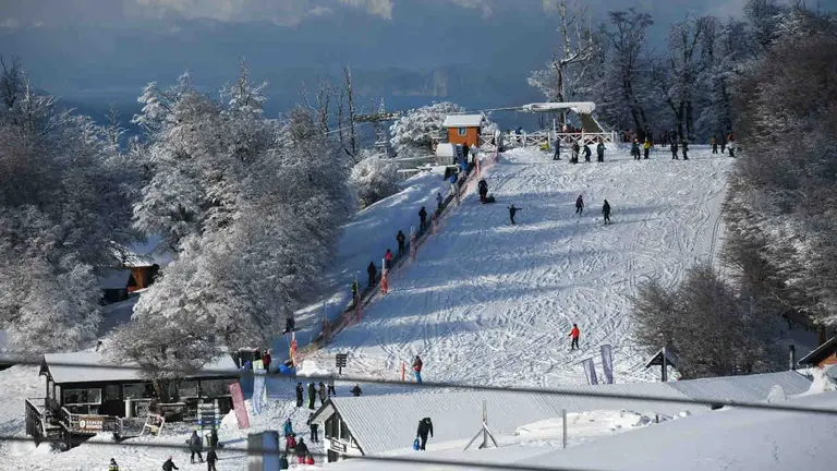Temporada de esquí 2025 en Cerro Bayo: novedades, precios y experiencias para todos los públicos