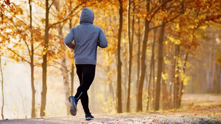 Entrenar en invierno: Siete claves respaldadas por la ciencia para que el frío no te frene