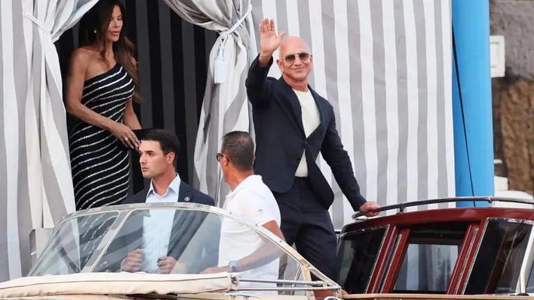 Polémica por la boda de Jeff Bezos en Venecia: tuvo que mudar la megafiesta por las protestas
