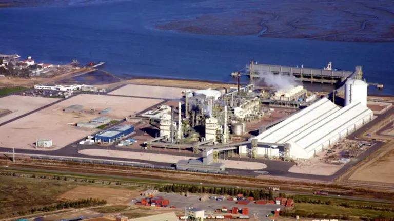 Se va otra multinacional: gigante norteamericana vende su parte en la mayor productora de fertilizantes