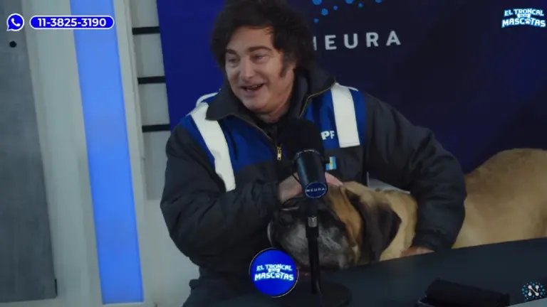 Milei sorprendió con su presencia en un programa de streaming junto a su perro Conan