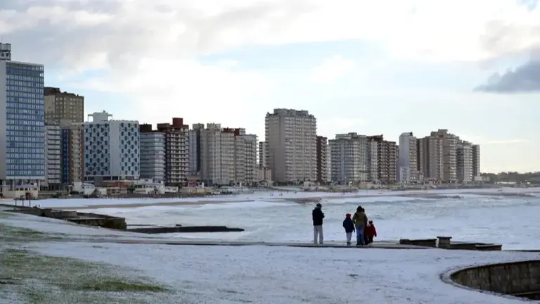 Nevadas en la provincia de Buenos Aires: la Costa Atlántica amaneció teñida de blanco