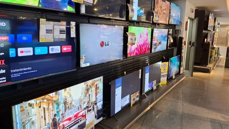 Supermercado Coto vende televisores y celulares baratos en julio