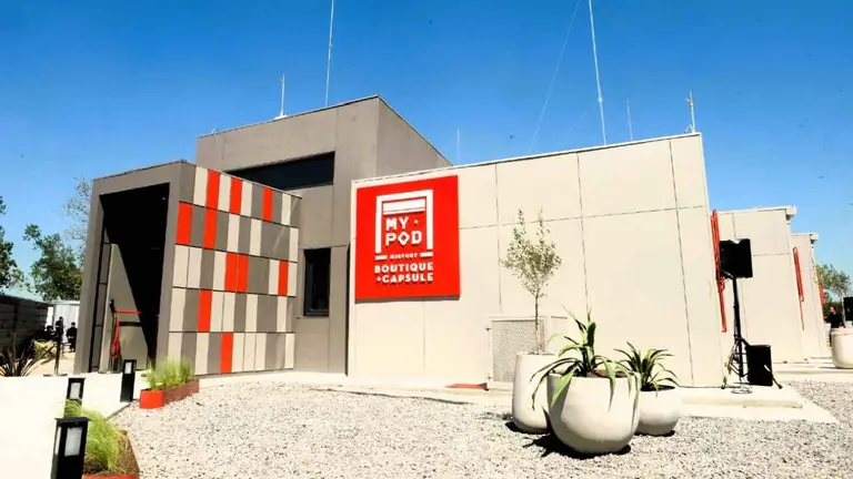 Cómo es el primer hotel cápsula del aeropuerto de Ezeiza y cuánto cuesta alojarse unas horas