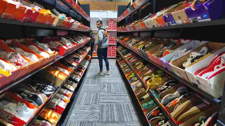 El nuevo mega outlet donde venden zapatillas de primera marca desde $40.000 y en cuotas sin interés