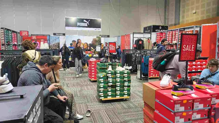 Outlet vende zapatillas adidas, nike y puma baratas