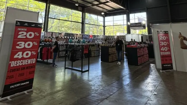 Este Mega Outlet es furor: acá podés comprar zapatillas con descuentos de hasta el 70%