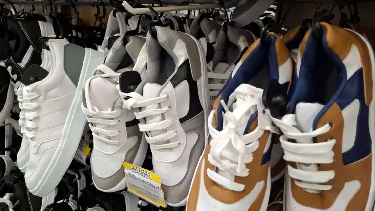 supermercado coto vende zapatillas baratas en julio