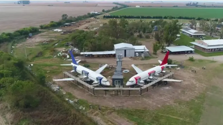 Así es el primer hotel del país hecho con aviones reciclados