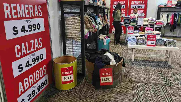 Furor por el nuevo mega outlet en Recoleta: venden zapatillas para chicos desde $15.900