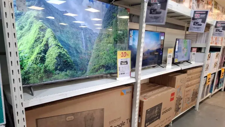 Supermercado en modo outlet: vende televisores baratos y en cuotas