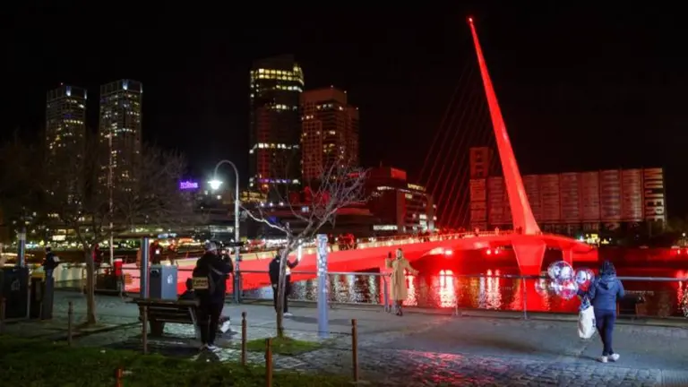Por qué los monumentos de la Ciudad de Buenos Aires se iluminan hoy de rojo