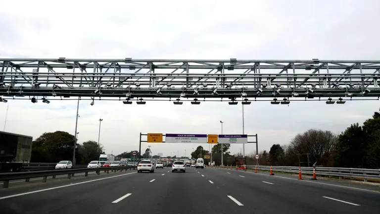 Habilitaron un peaje sin barrera en Buenos Aires: cómo usarlo y evitar multa de $100.000