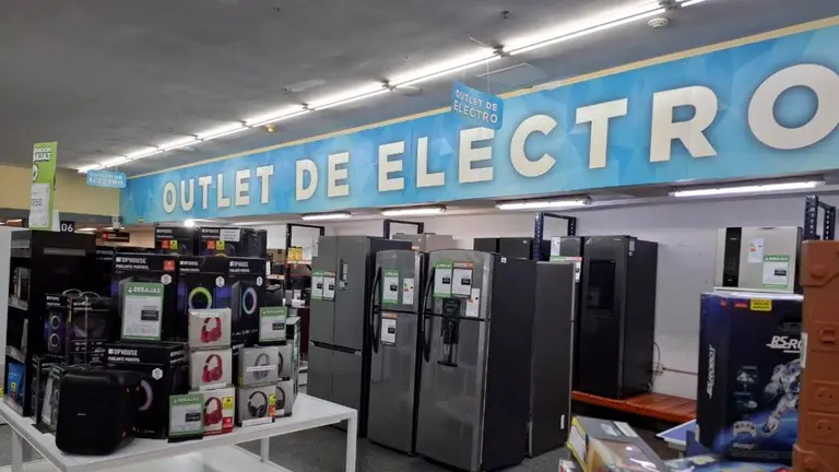 Outlet del supermercado Coto vende televisores baratos
