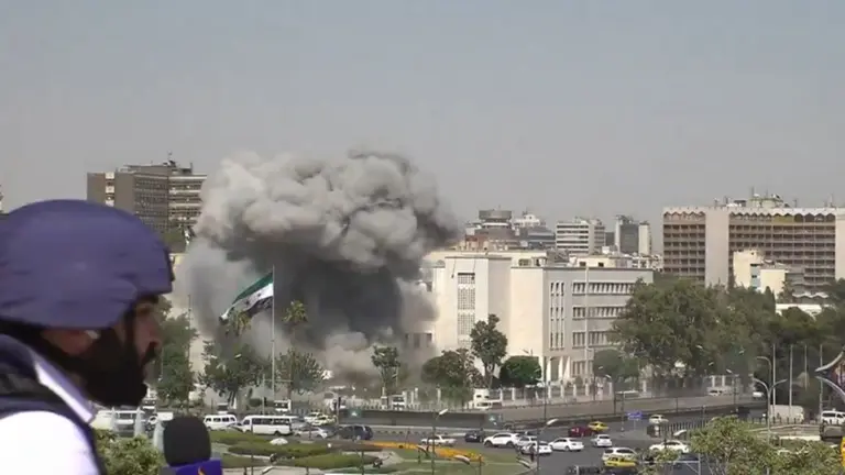 VIDEO | El impactante momento en que un misil israelí cayó contra un cuartel sirio y fue registrado en vivo