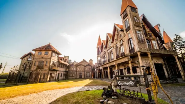 Cuánto cuesta un paquete a la aldea medieval a media hora del obelisco