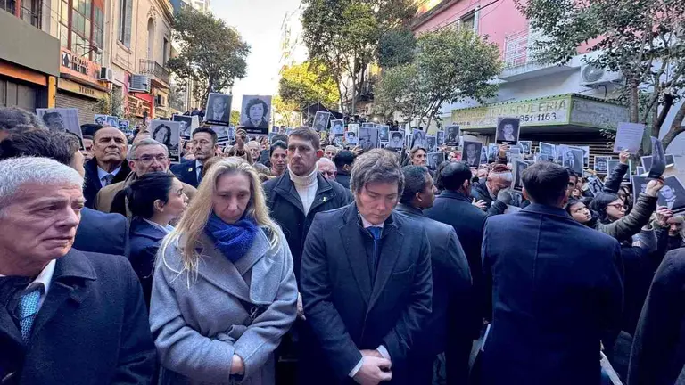 "No vamos a parar hasta que se haga justicia": el mensaje de Milei al participar del acto por la AMIA