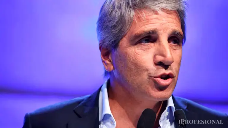 Tras la aplastante derrota electoral, Luis Caputo pidió elegir "entre esto, o el comunismo en 2027"