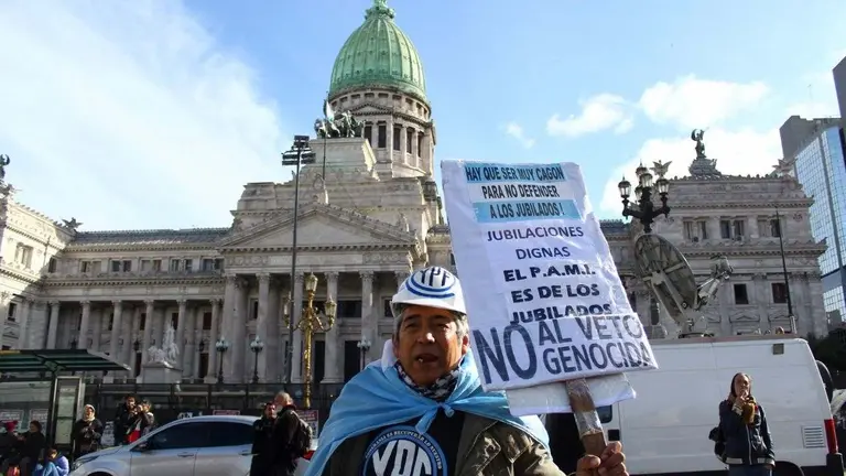 Hubo incidentes y máxima tensión con la policía, en una nueva marcha de jubilados en el centro porteño