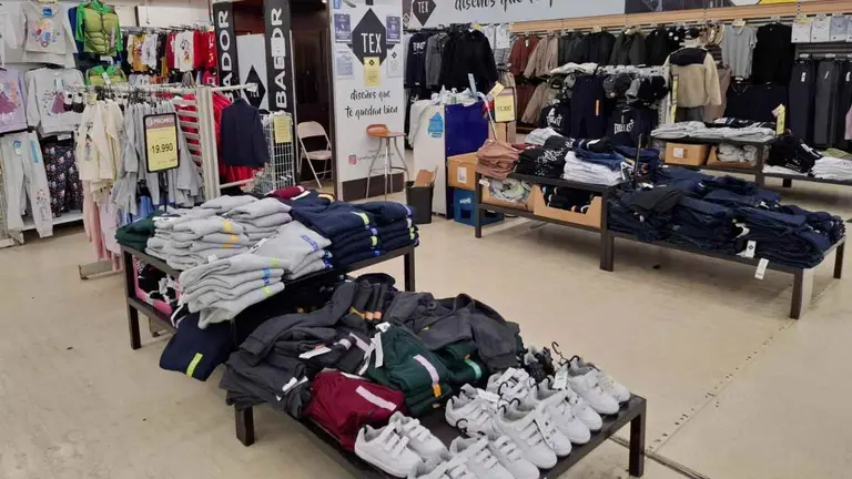 Supermercado vende zapatillas muy baratas, por menos de $10.000