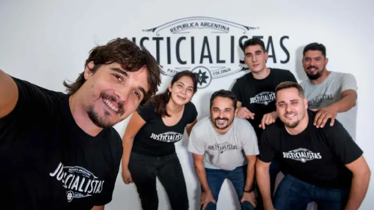 Dos emprendedores fabrican calzado con marca peronista: así trabajan en épocas libertarias