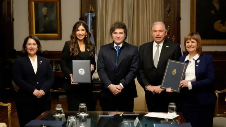 Milei recibió a una funcionaria de EE.UU. y dio el primer paso para que los argentinos ya no necesiten visa