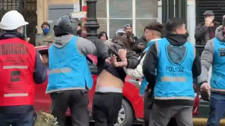 Violentos enfrentamientos con la policía y al menos cinco detenidos, en una nueva marcha de los jubilados al Congreso