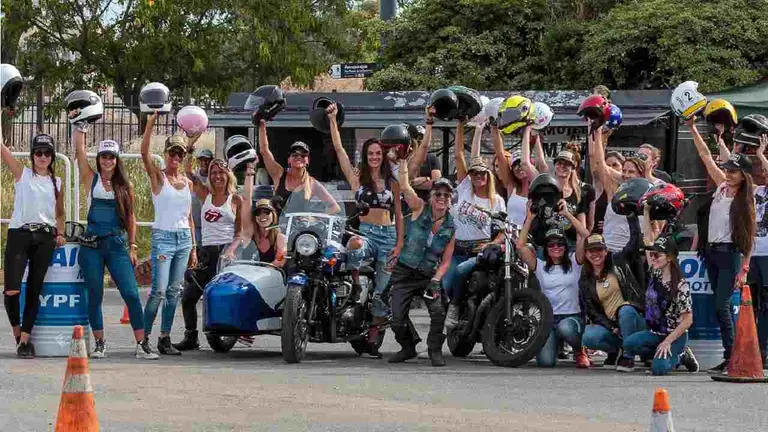 Animó a las mujeres a subirse a una moto y creó una comunidad de negocios inédita en Argentina