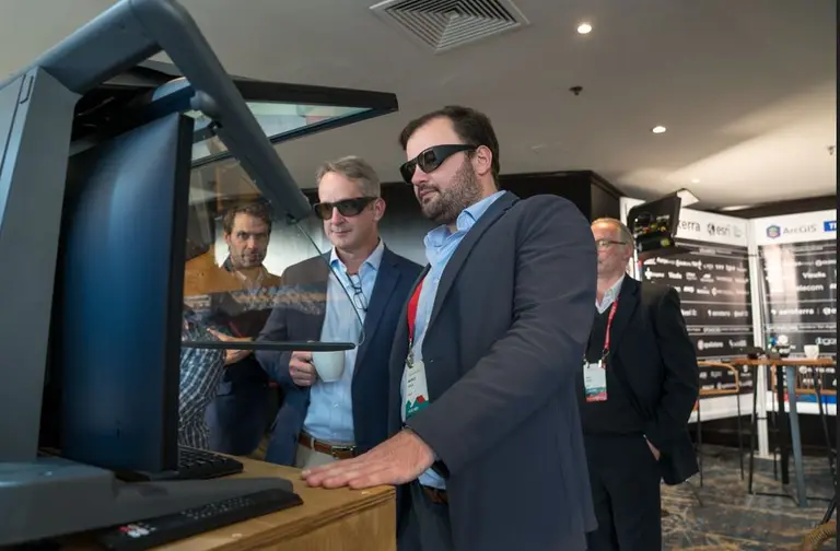 Marco Viola (Vicepresidente – Aeroterra) y Dal Hunter (Director Global de Recursos Naturales – Esri) en la estación de restitución fotogramétrica 3D, para visualización estereoscópica de alta precisión en proyectos geoespaciales.