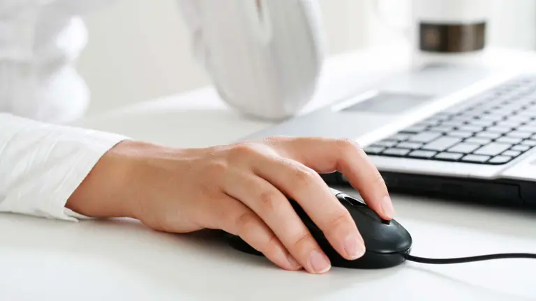 inversor usuario trader computadora mouse teclado 1080p iproup