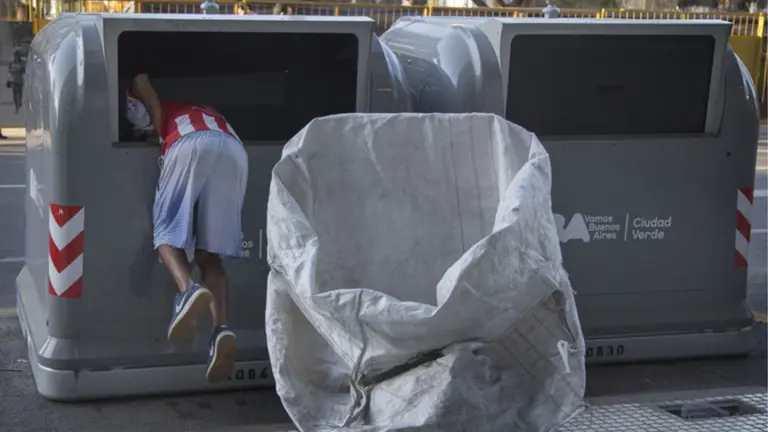 Cuál es la multa y las sanciones que aplicará la Ciudad a quienes saquen basura de contenedores y ensucien la vía pública