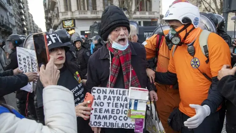 Máxima tensión en la marcha al Congreso: hubo gases lacrimógenos e incidentes con los manifestantes