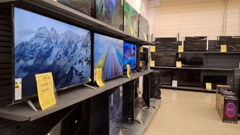 Empresa que quiere quedarse con Carrefour vende televisores baratos