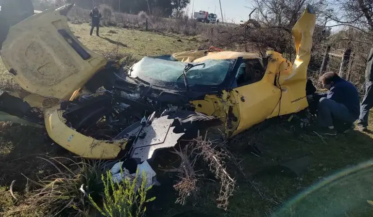VIDEO | Destruyó una Ferrari que vale un millón de dólares al chocar a toda velocidad en una rotonda