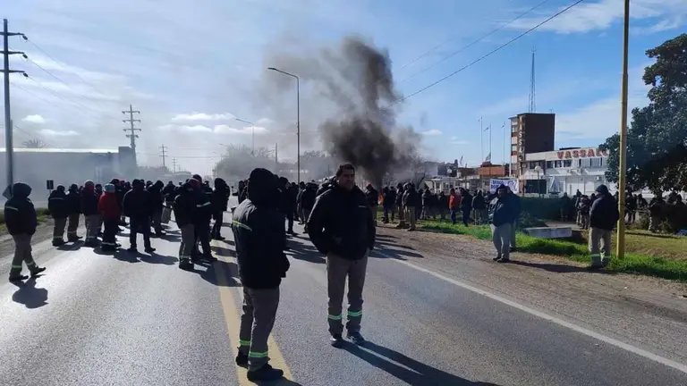 Crisis en Vassalli: la histórica fábrica de cosechadoras está paralizada y con protestas por salarios adeudados