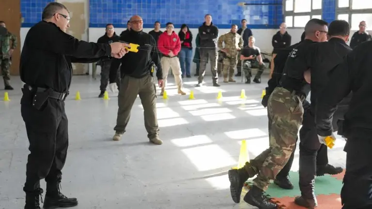 Esta provincia comenzó la formación de policías en el uso de pistolas Taser