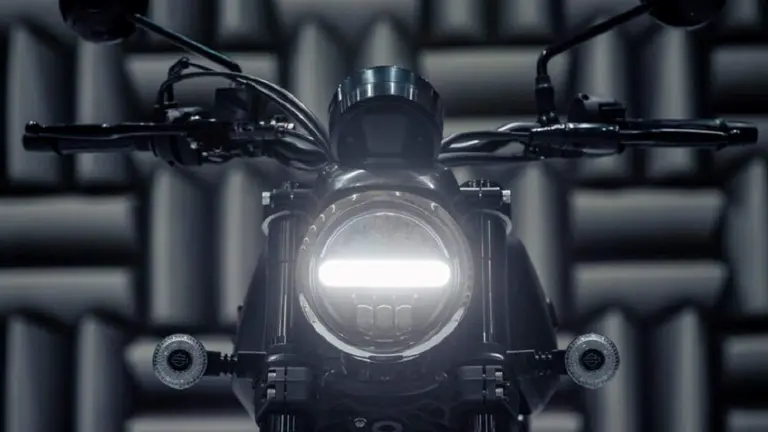 Cómo es la nueva moto barata que lanzó Harley Davidson junto a un fabricante indio
