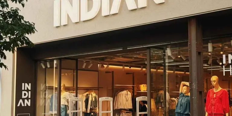 Una firma uruguaya desembarca en una emblemática esquina del microcentro con ofertas populares como La Salada