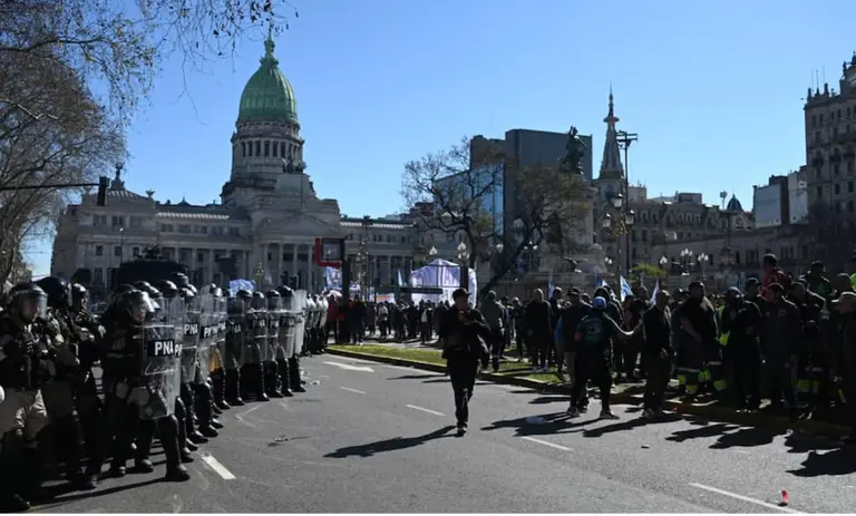 Tensión en el Congreso: gremios intentaron cortar la calle y Prefectura aplicó el protocolo antipiquete