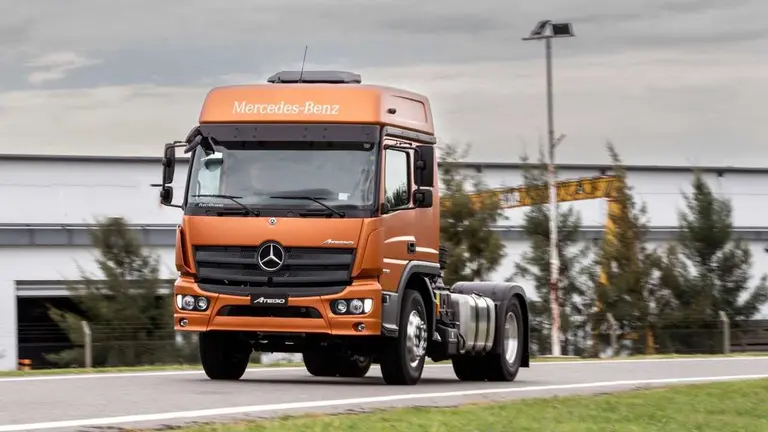 Mercedes-Benz se consolida como líder con este camión nacional