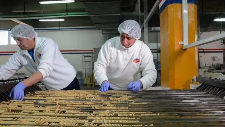 Reconocida marca de galletitas frenó su planta y dio una semana de licencia a sus casi 300 empleados