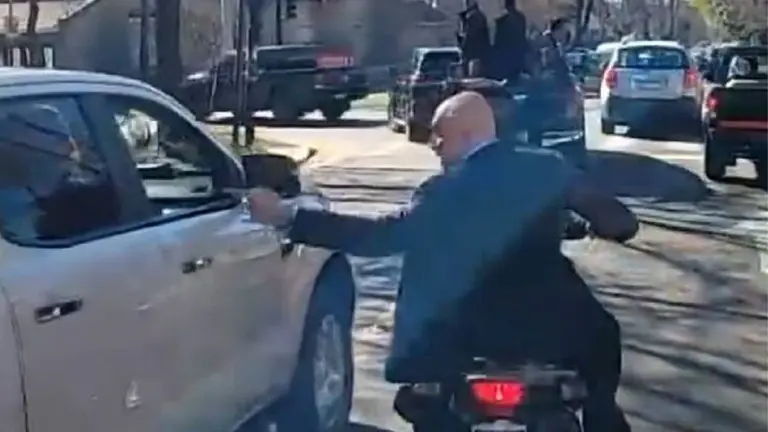 VIDEO | Espert escapó en moto y culpó al intendente de Lomas: "El maldito kirchnerista estuvo detrás de esto"