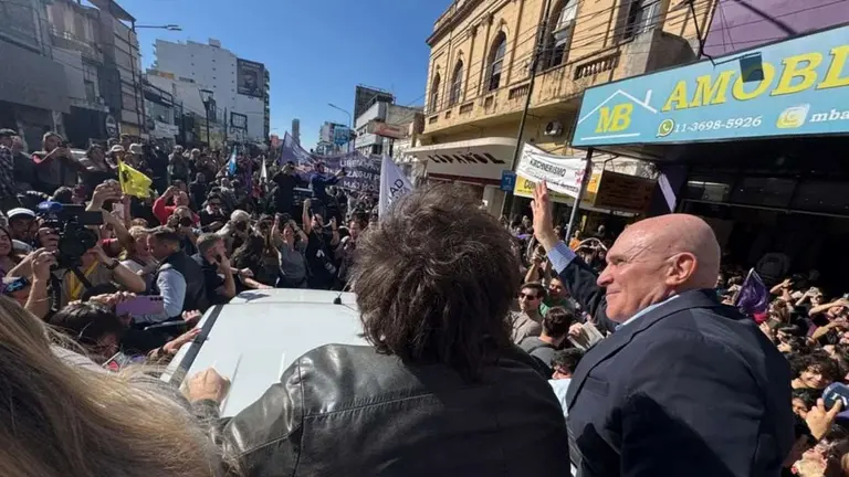 "Kukas tira piedras": el mensaje de Milei luego de la agresión a la caravana en Lomas de Zamora