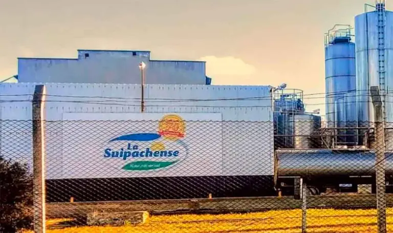 Se derrumba otro gigante de los lácteos: despidos, presión gremial, cheques sin fondos y un pueblo en vilo