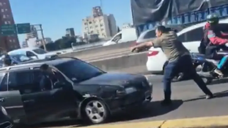 VIDEO | Tuvo una discusión de tránsito, se bajó del auto y lo amenazó con un arma de fuego